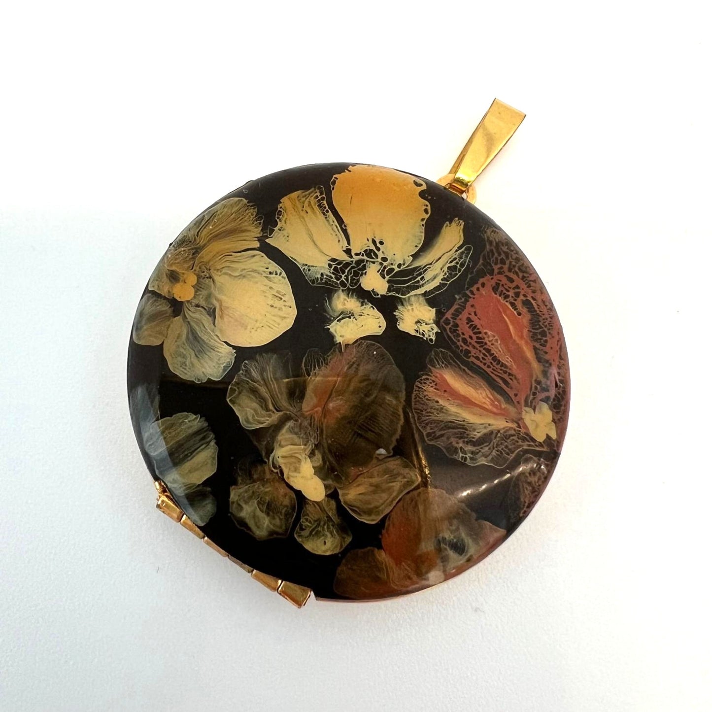 Amulett vergoldet mit floralen Motiv