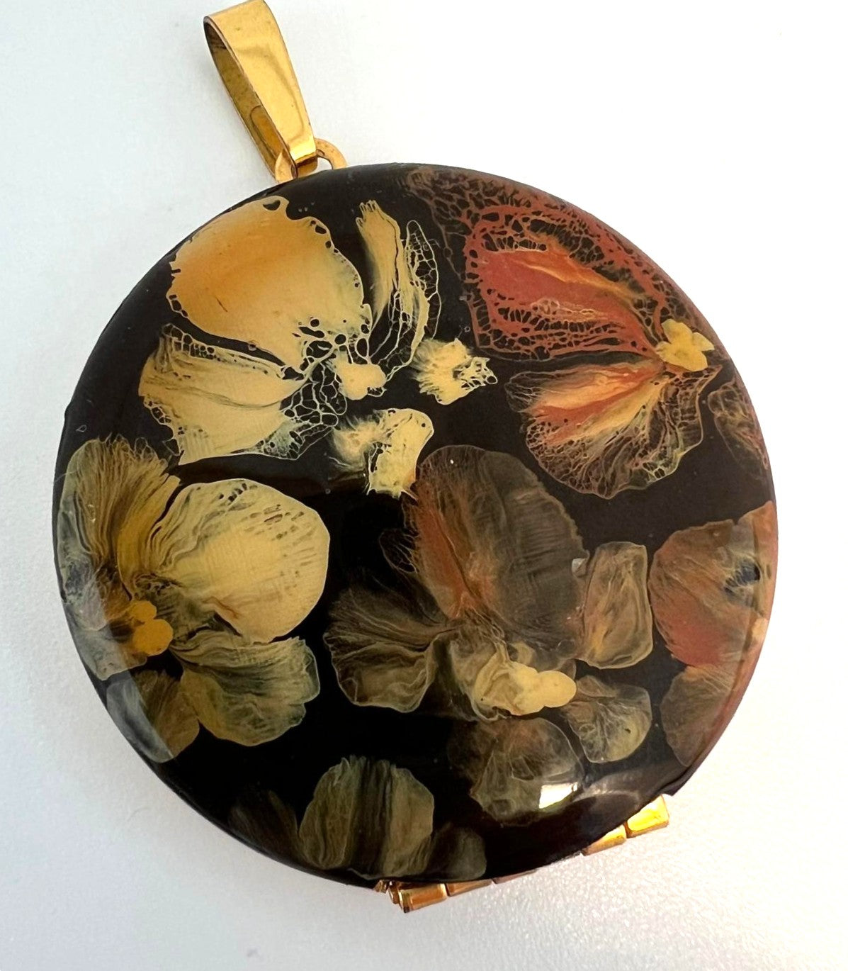 Amulett vergoldet mit floralen Motiv