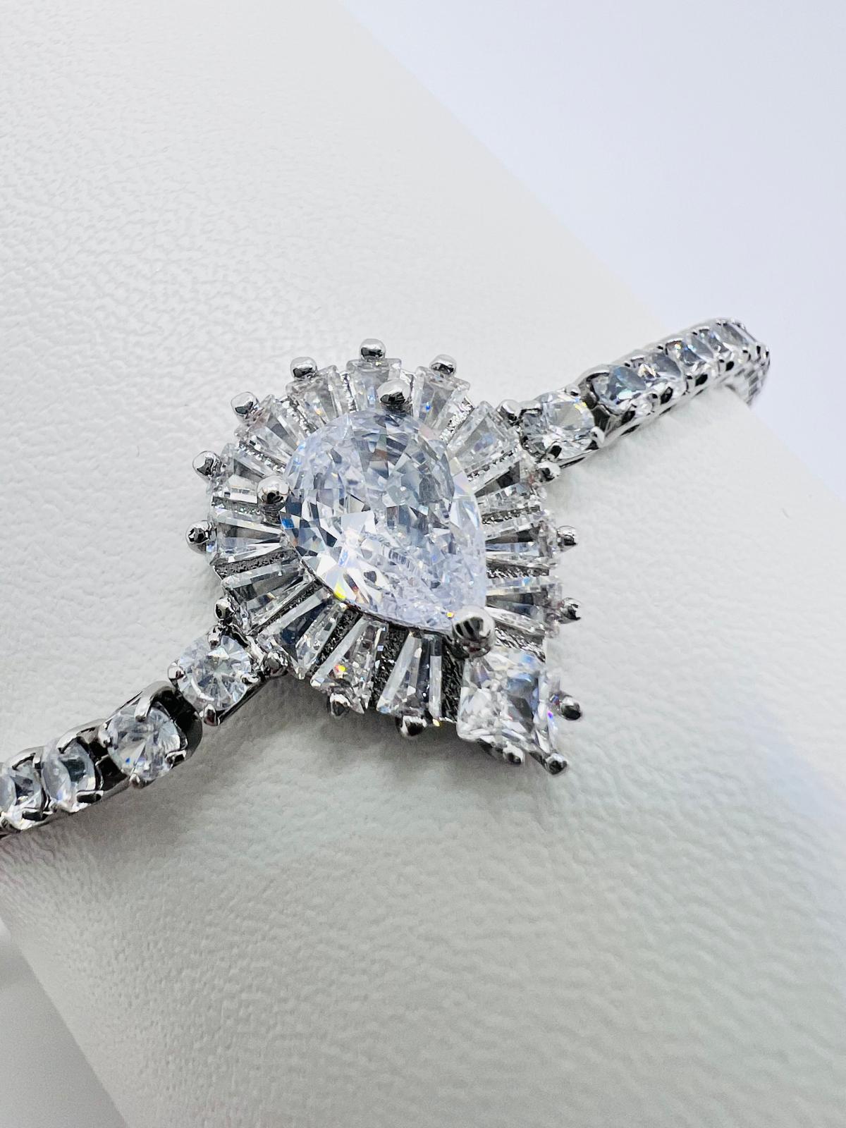 Armreif aus Edelstahl mit Strass und Baguette