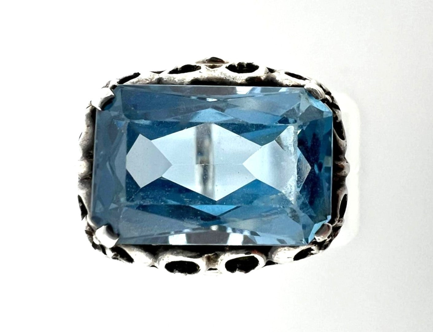 Art Déco Ring mit großem Aquamarin