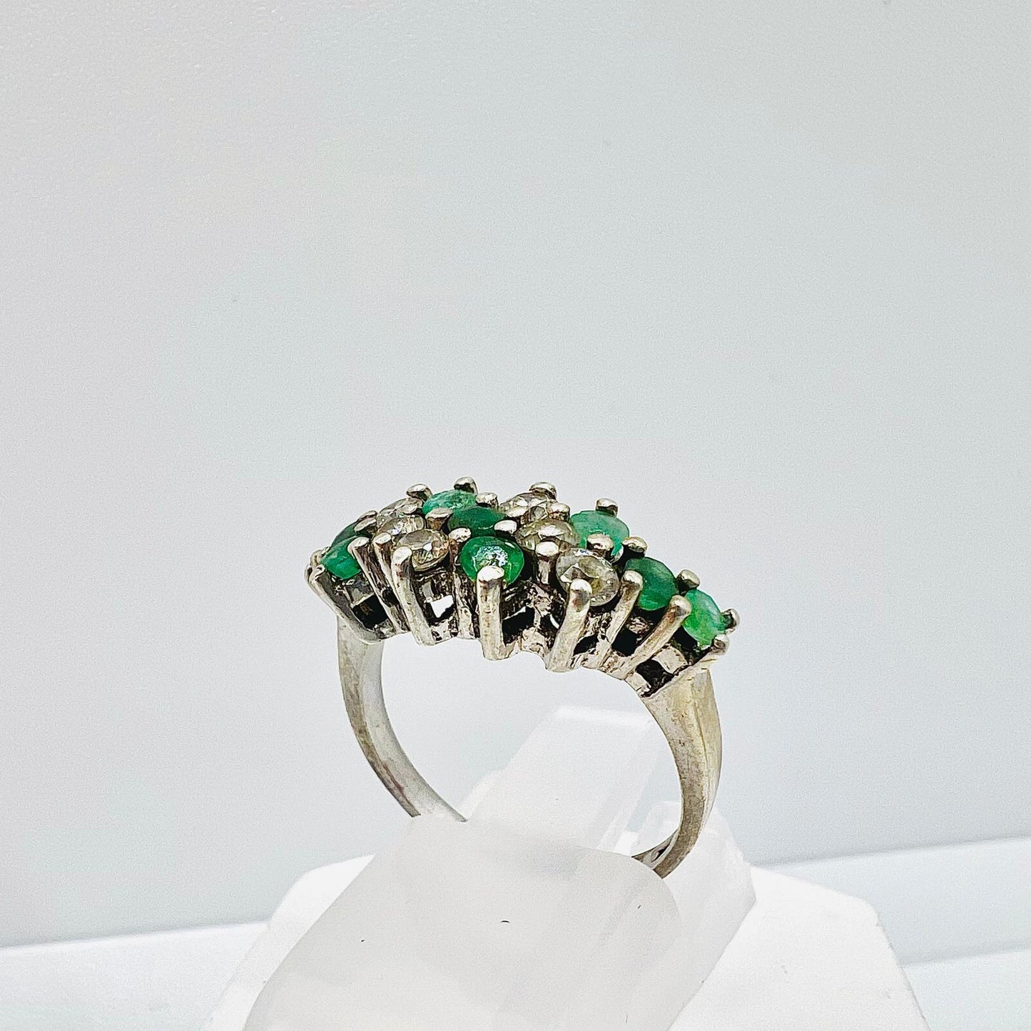 Ring mit Smaragd Edelsteinen und weißen Zirkonen