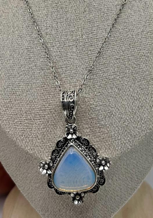 Boho Style Kette mit Bläulichem Mondstein Anhänger