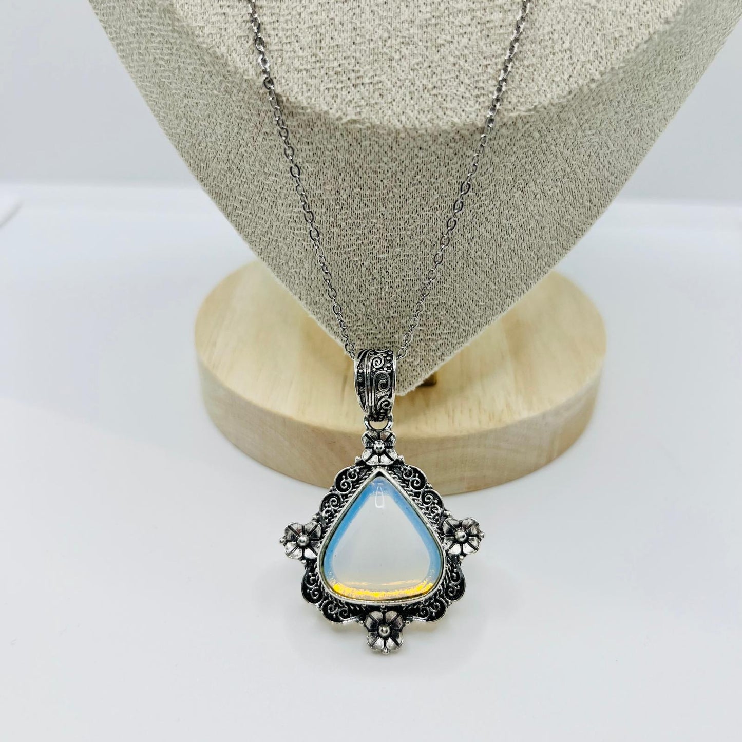 Boho Style Kette mit Bläulichem Mondstein Anhänger