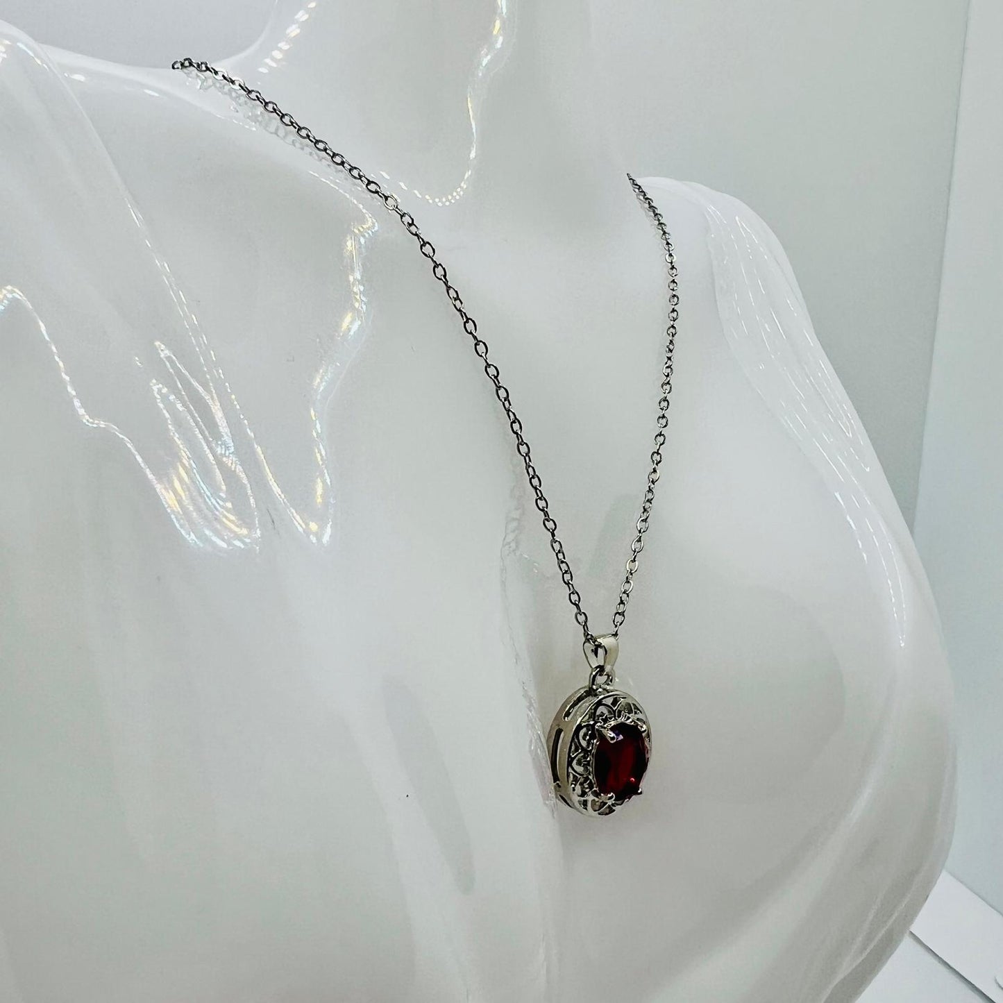 Elegante Edelstahl Kette mit Funkelndem Roten Zirkon Anhänger