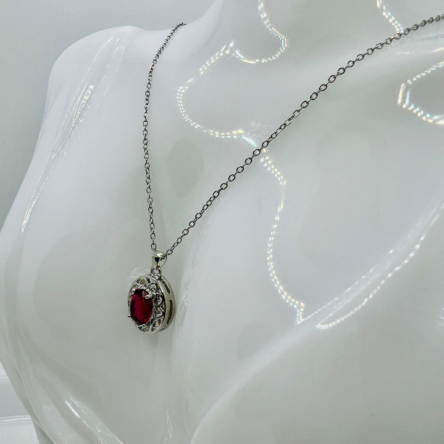 Elegante Edelstahl Kette mit Funkelndem Roten Zirkon Anhänger