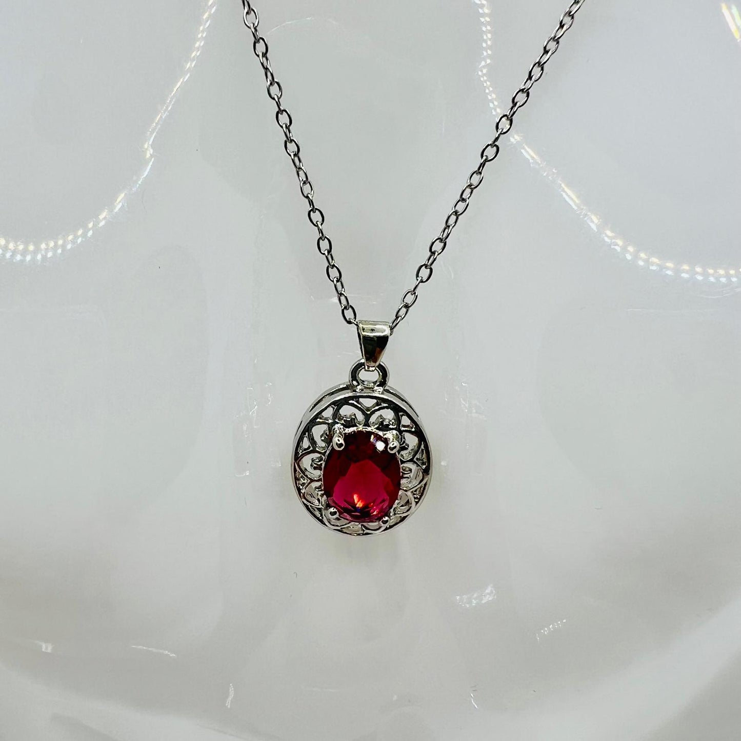 Elegante Edelstahl Kette mit Funkelndem Roten Zirkon Anhänger