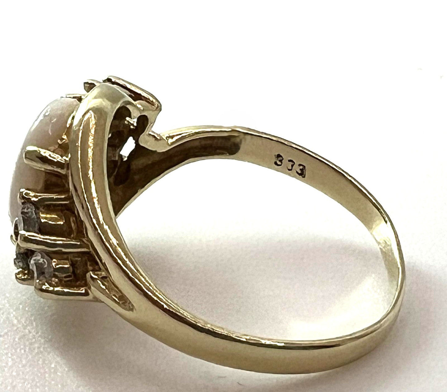 Eleganter Ring mit Milchopal