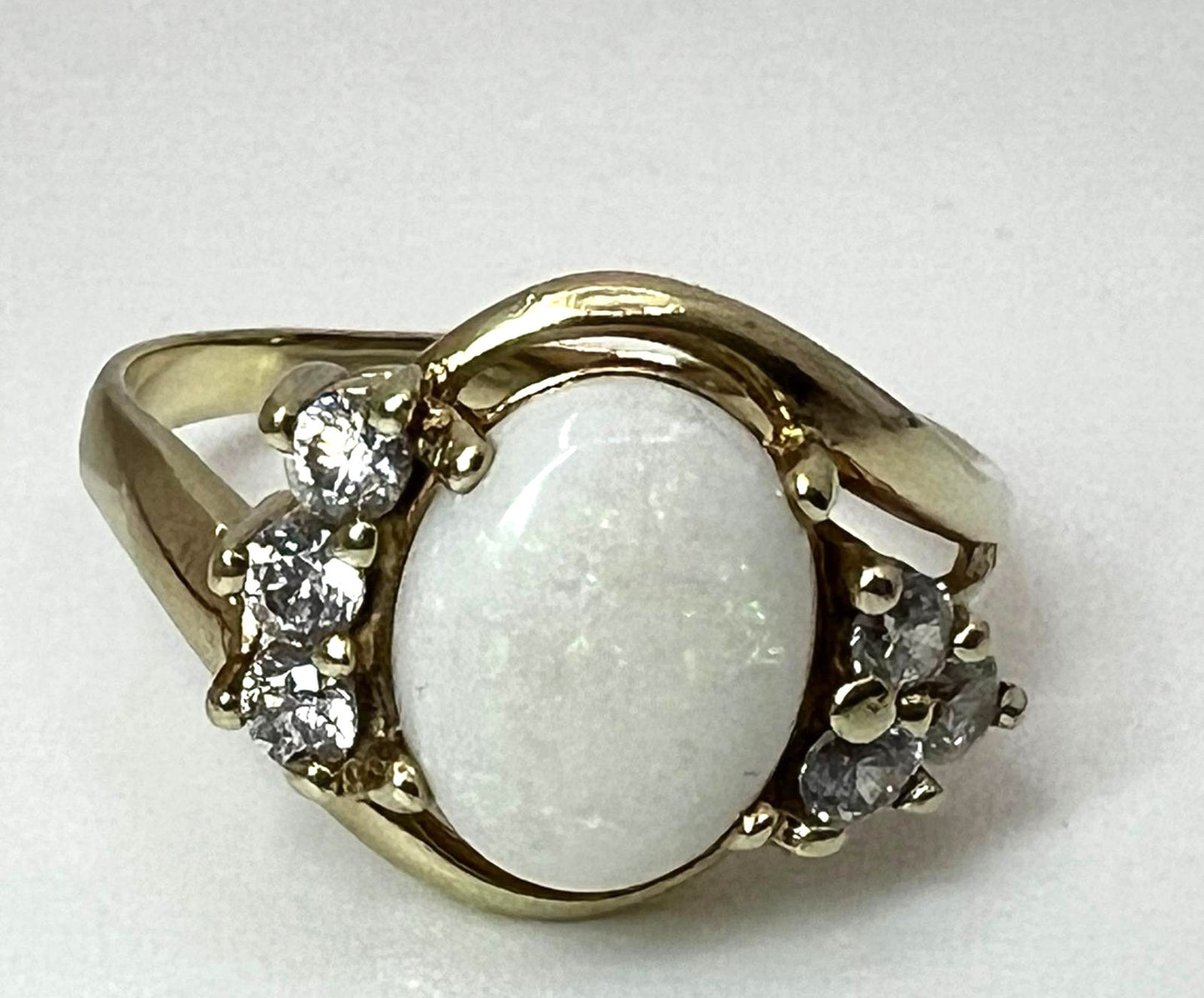 Eleganter Ring mit Milchopal