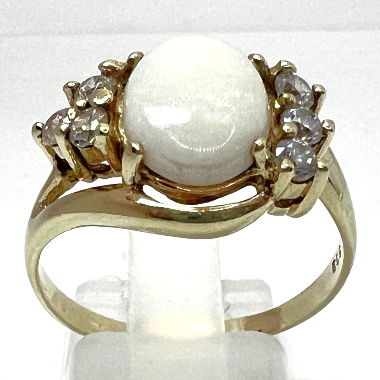 Eleganter Ring mit Milchopal