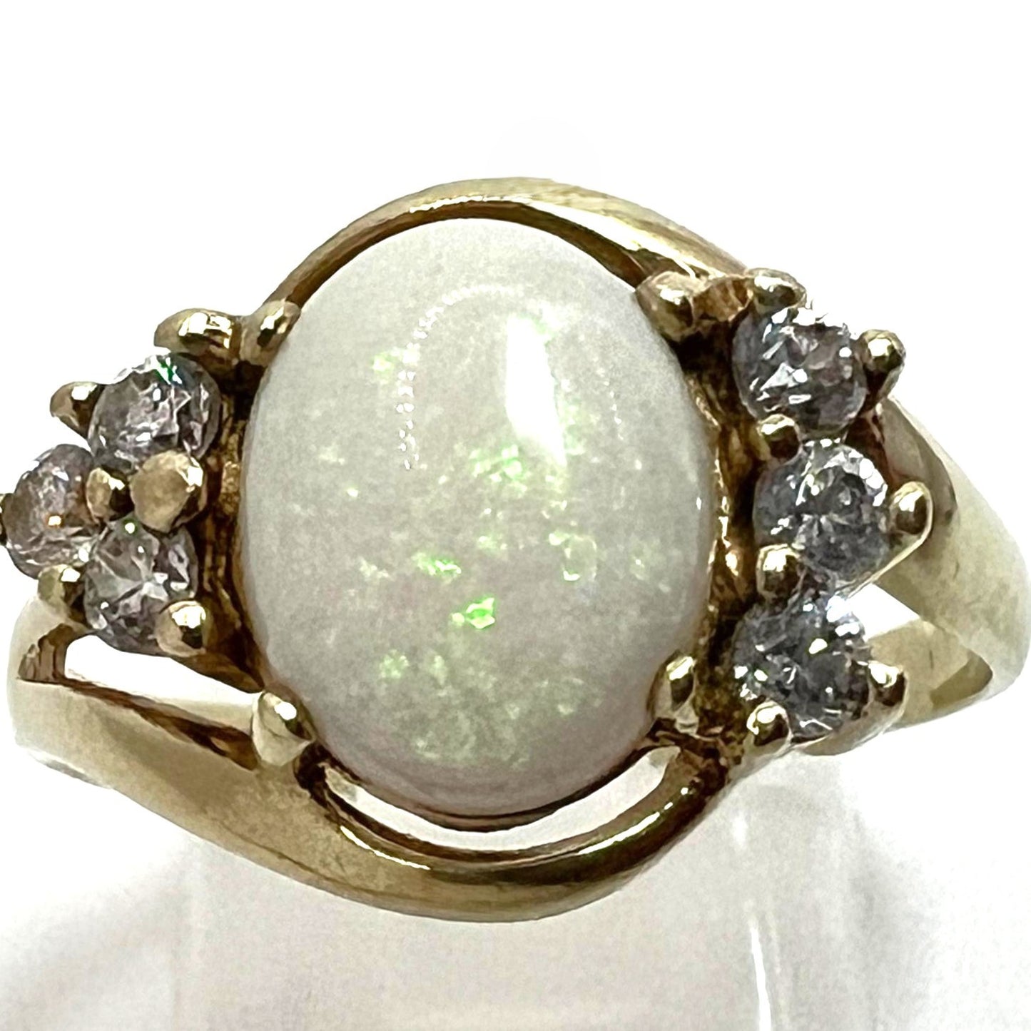 Eleganter Ring mit Milchopal
