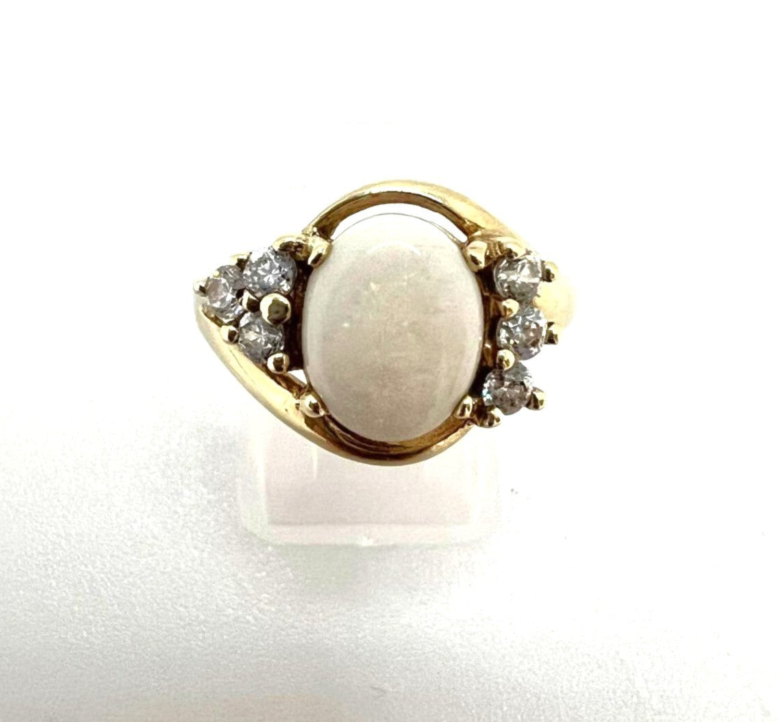 Eleganter Ring mit Milchopal