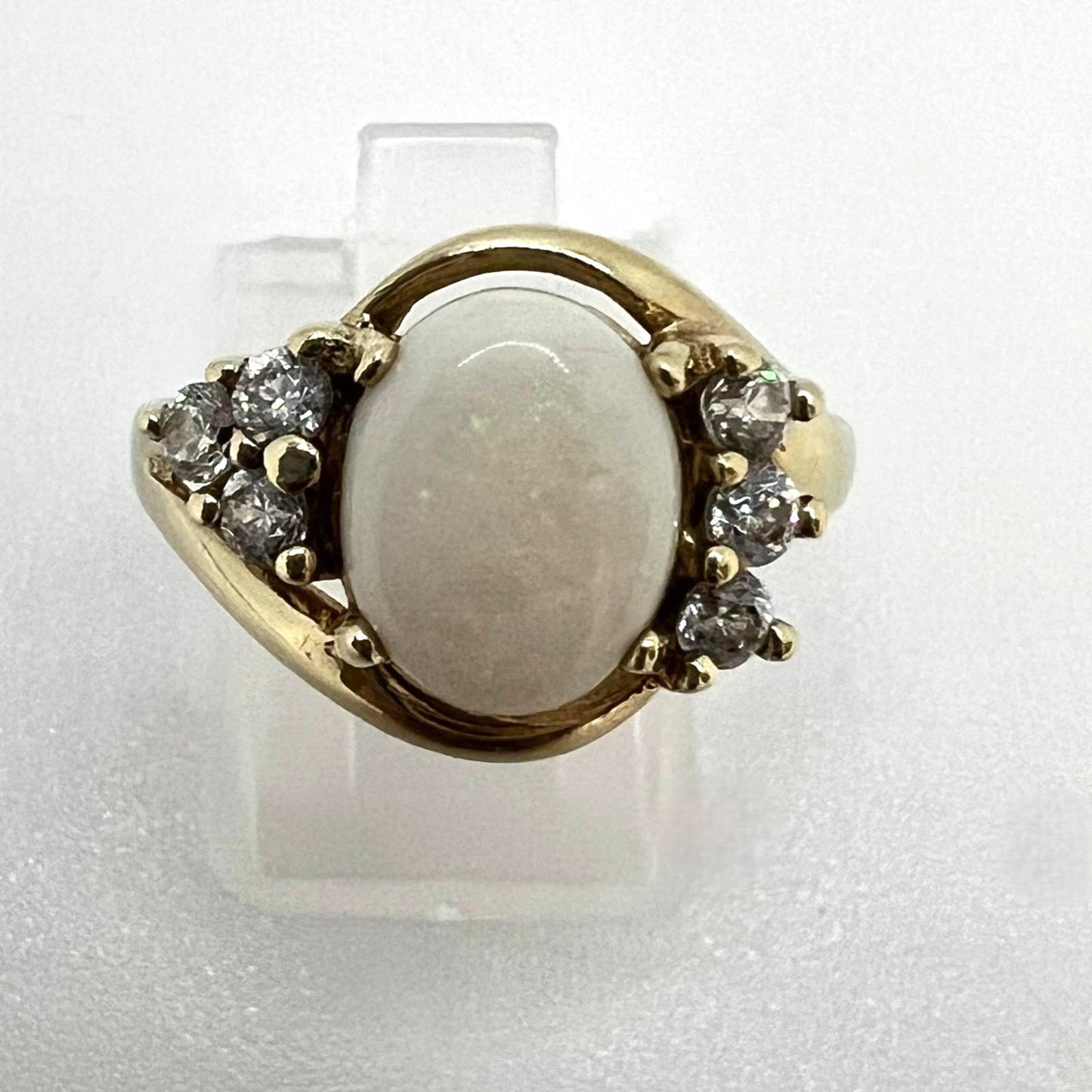 Eleganter Ring mit Milchopal