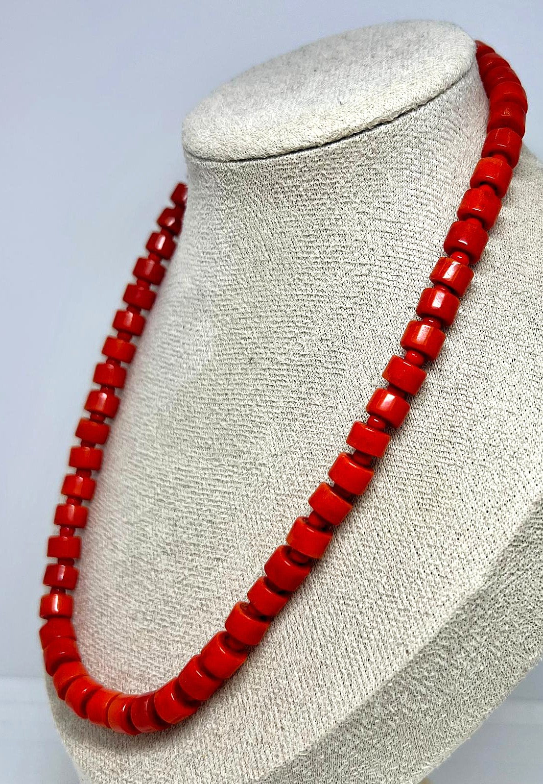 Korallen-Kette mit zylindrischen Perlen