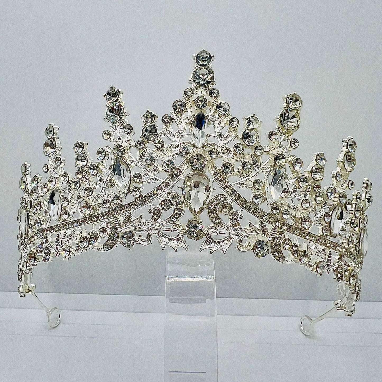 Diadem in Silber mit funkelnden Strasssteinen