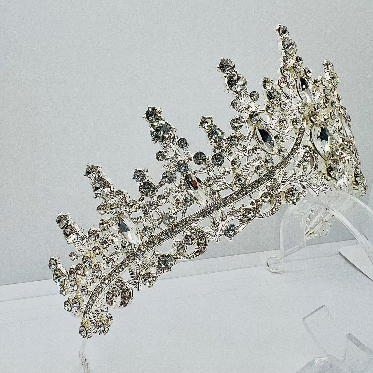 Diadem in Silber mit funkelnden Strasssteinen