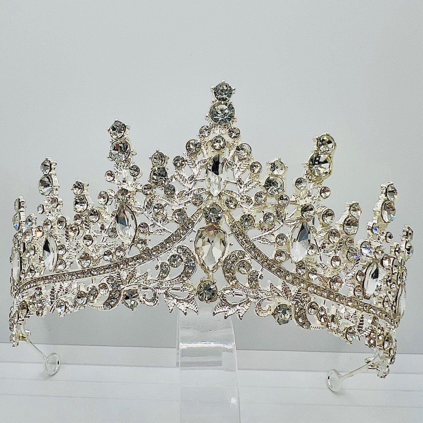 Diadem in Silber mit funkelnden Strasssteinen