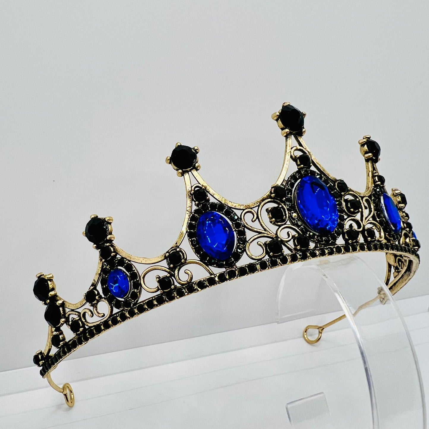 Krone in Gold mit Blauen und Schwarzen Strasssteinen