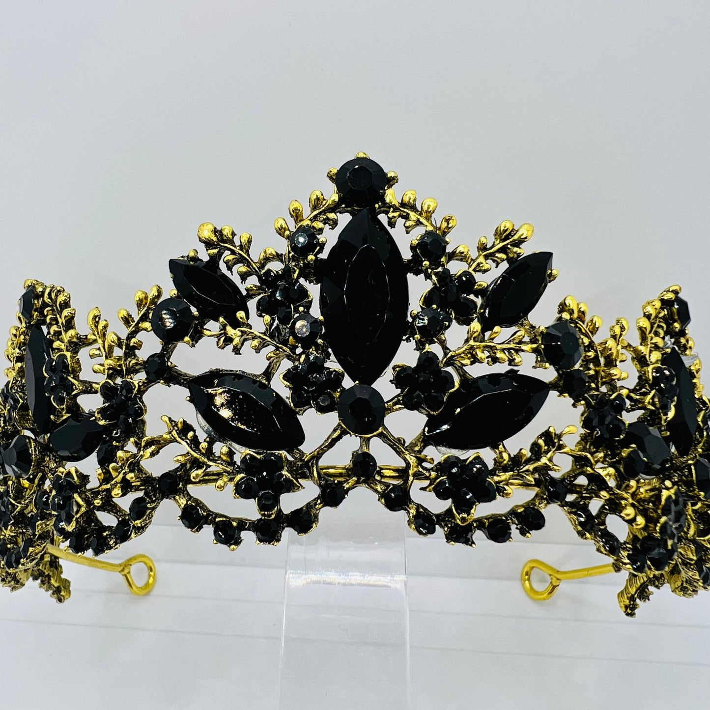 Krone in Gold mit Schwarzen Strasssteinen