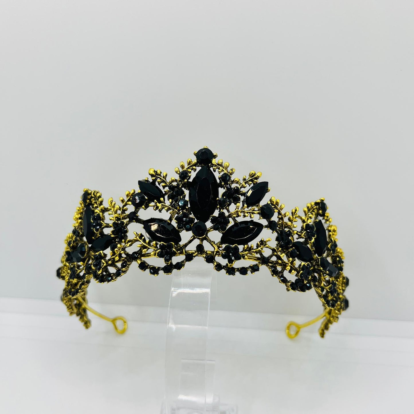 Krone in Gold mit Schwarzen Strasssteinen