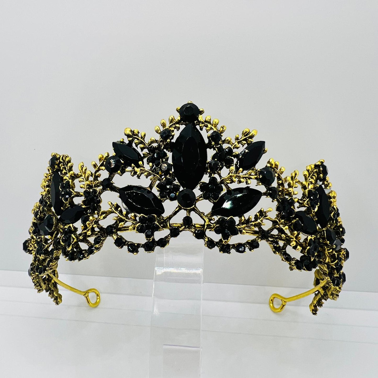 Krone in Gold mit Schwarzen Strasssteinen