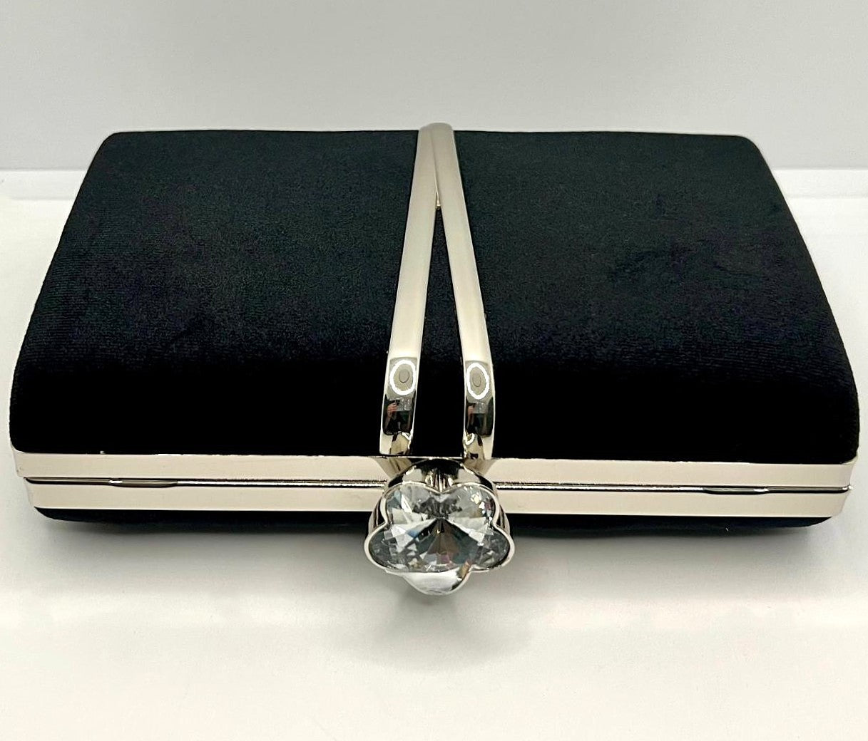 Samt-Clutch mit Kristallverschluss