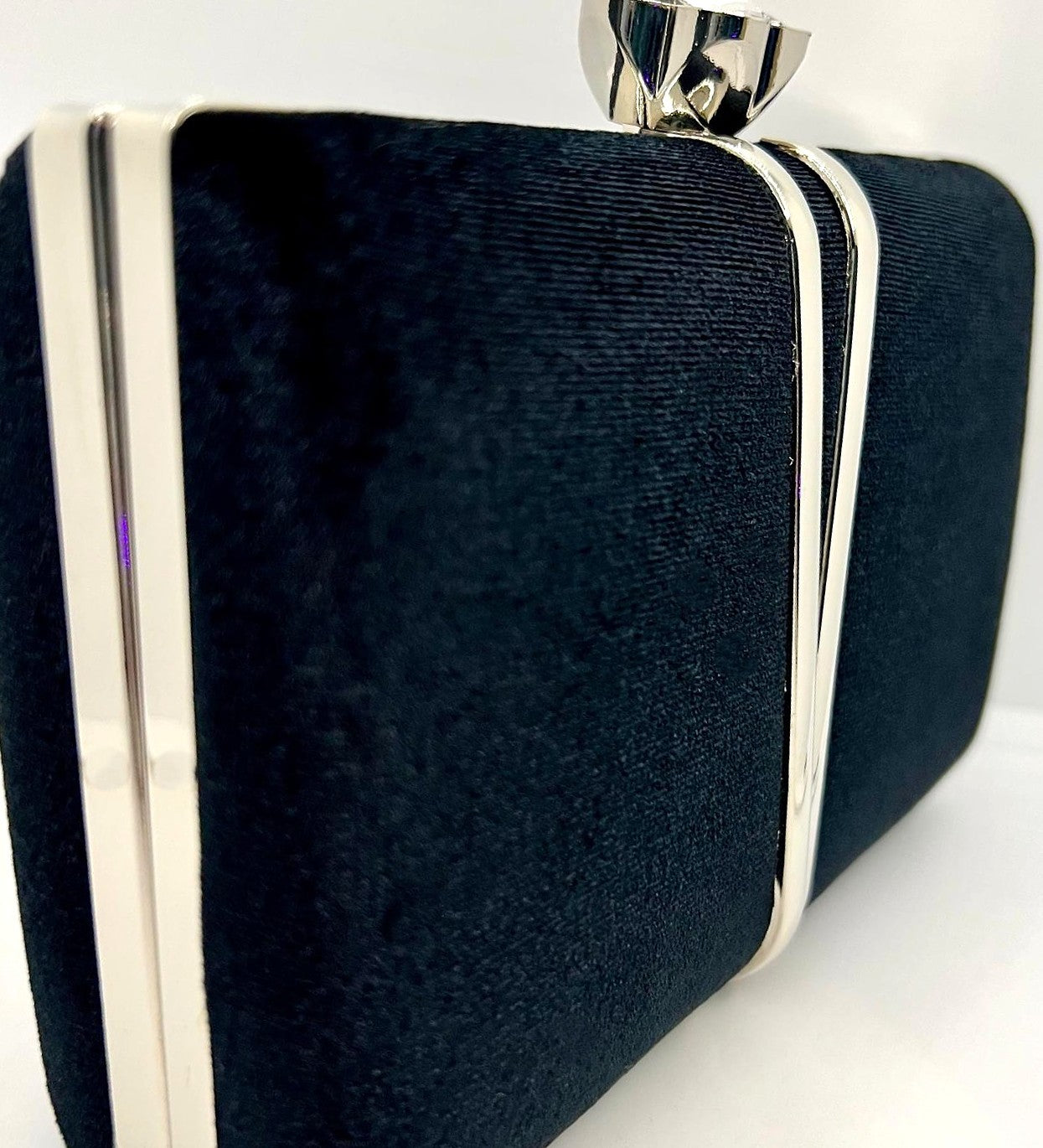 Samt-Clutch mit Kristallverschluss