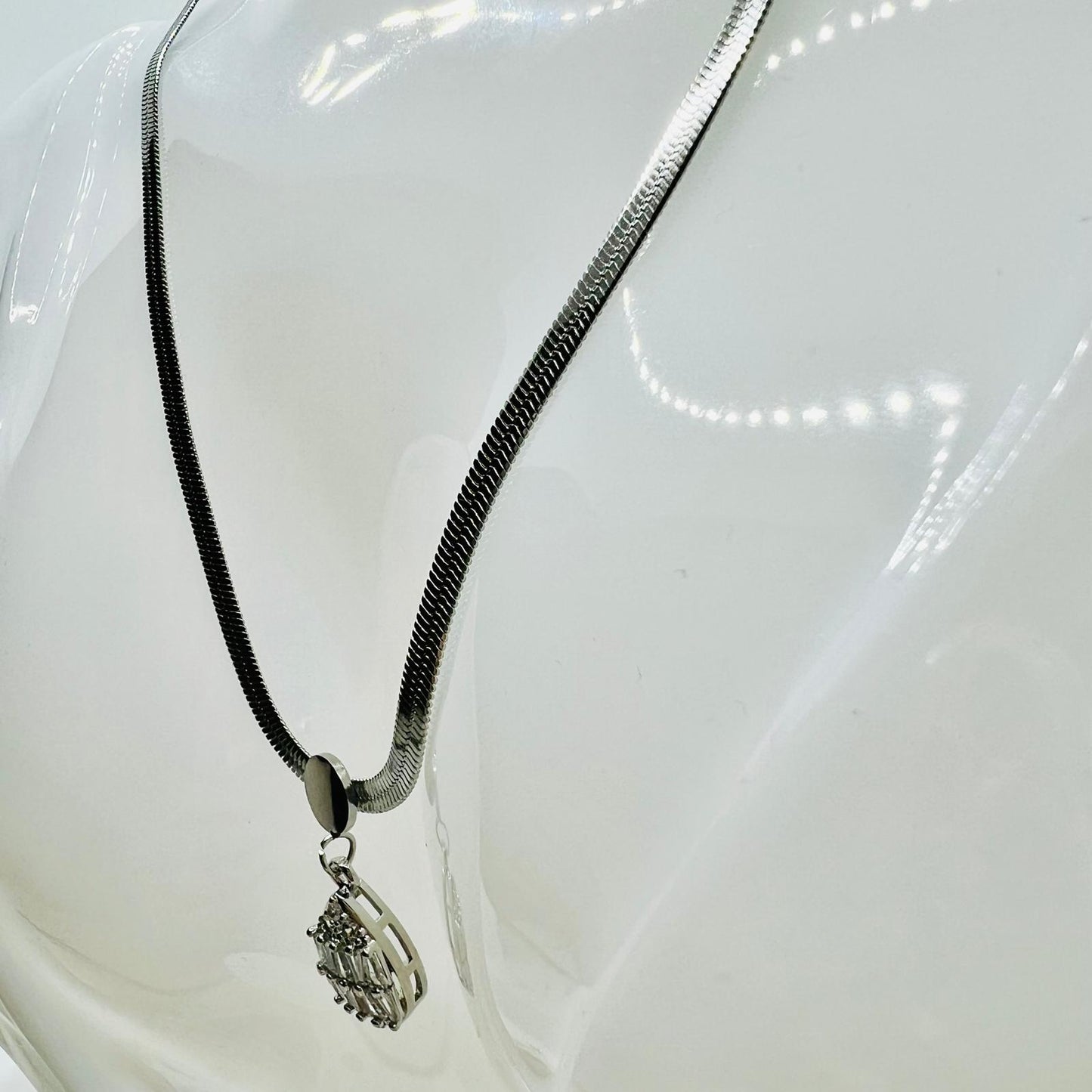 Kette mit Tropfenanhänger