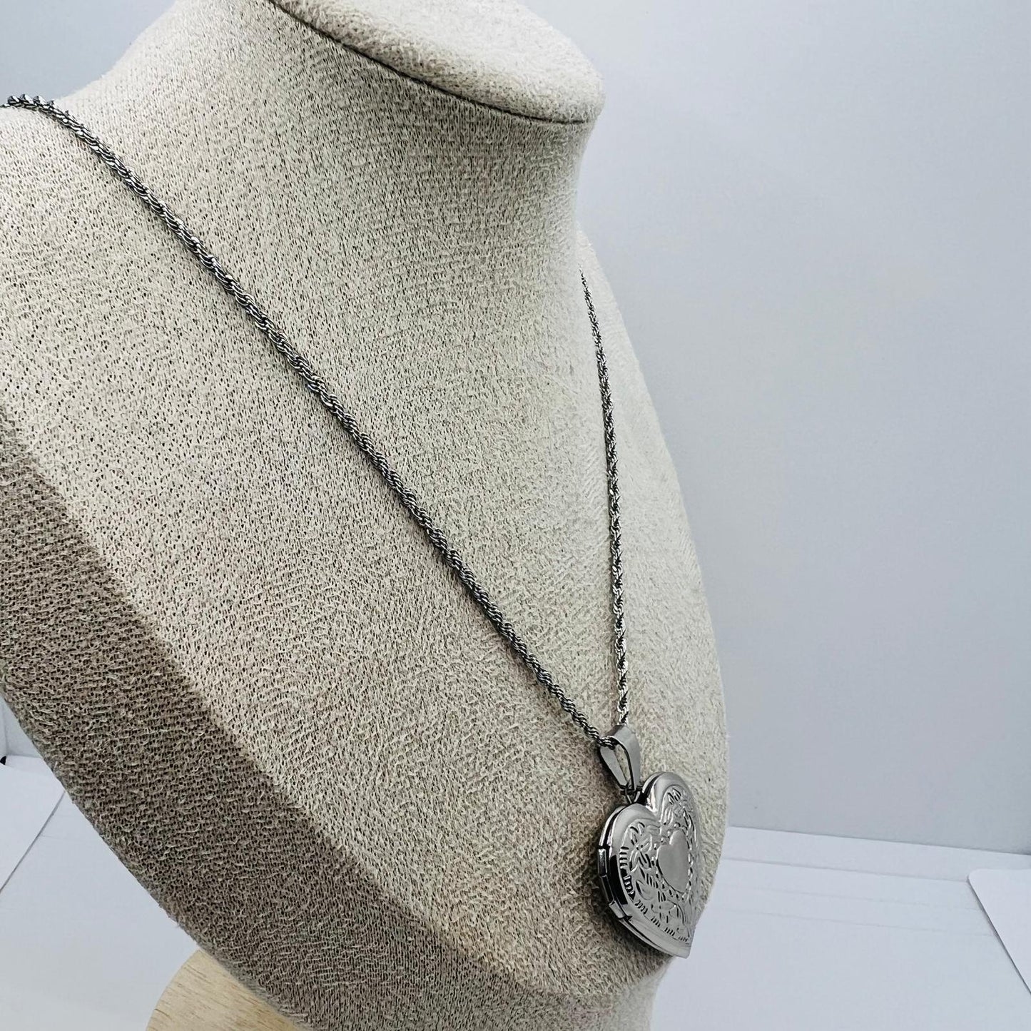 Herz Anhänger mit filigraner Kordelkette
