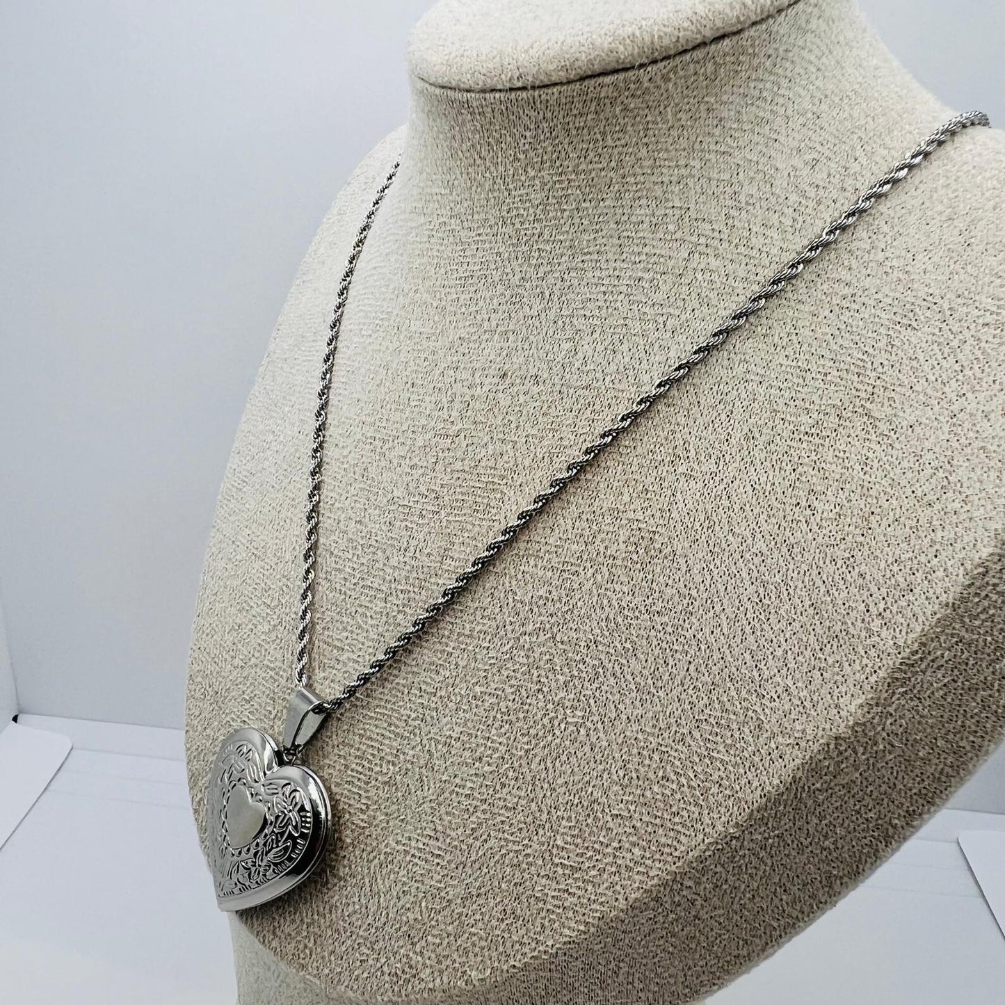 Herz Anhänger mit filigraner Kordelkette