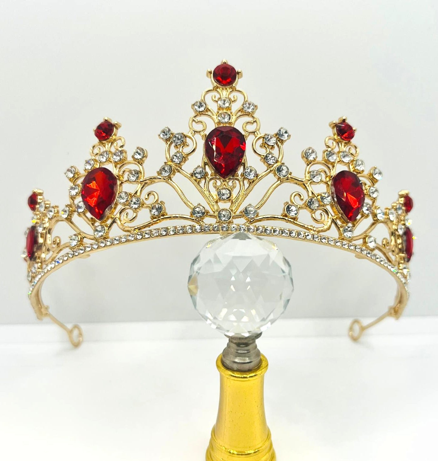 Tiara Gold mit roten Strasssteinen