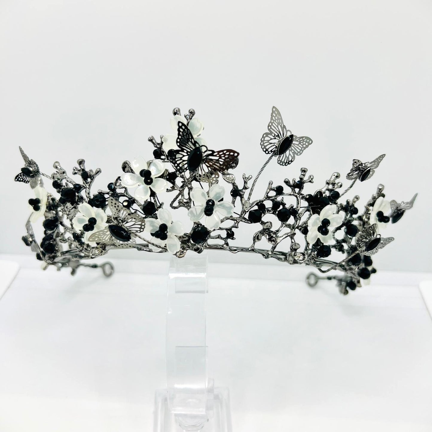 Tiara mit Blumen und Schmetterlingen