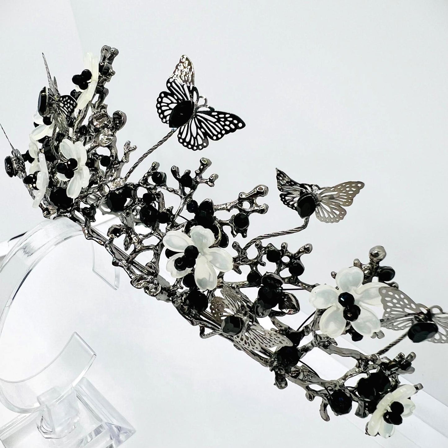 Tiara mit Blumen und Schmetterlingen