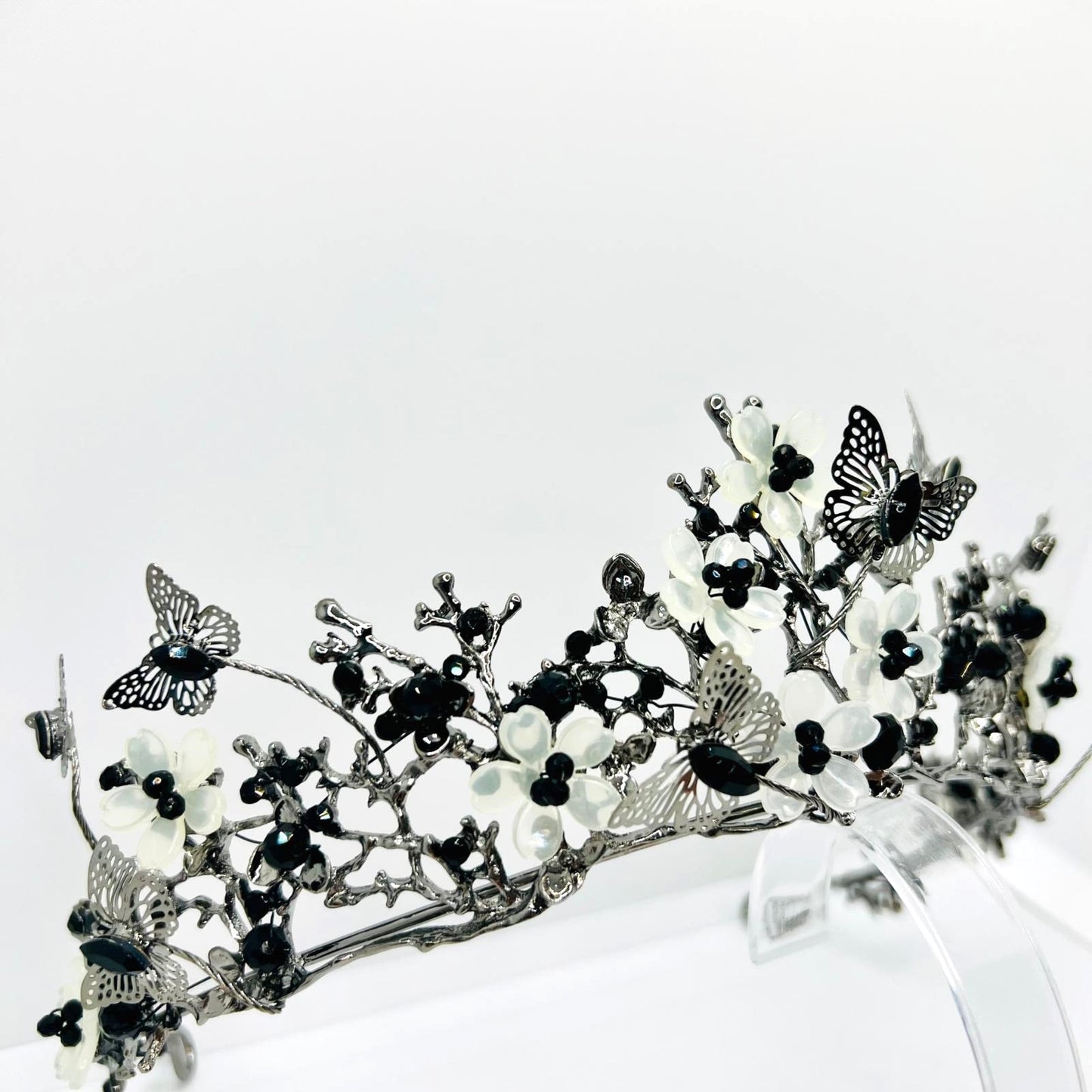 Tiara mit Blumen und Schmetterlingen
