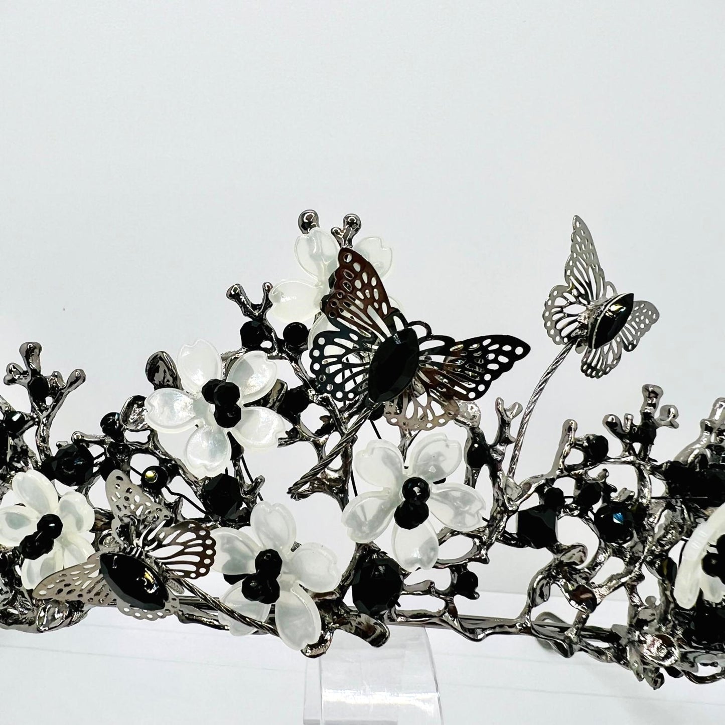 Tiara mit Blumen und Schmetterlingen