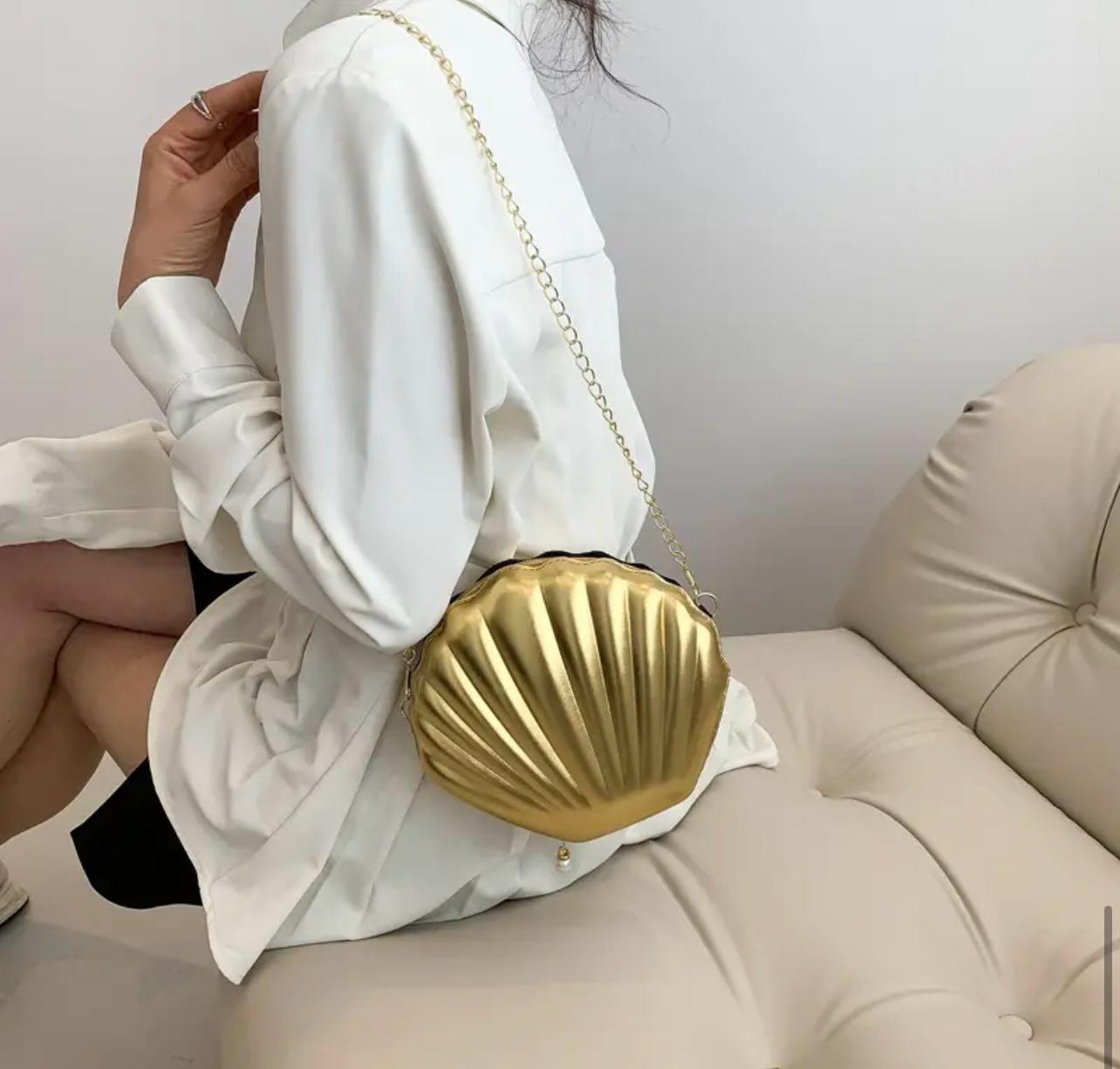 Umhängetasche in Muschelform Goldfarben