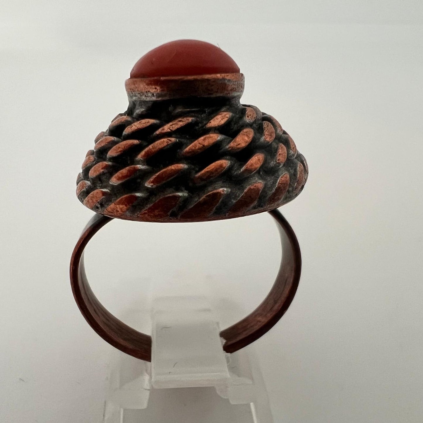 Biedermeier Ring aus Kupfer mit roter Koralle