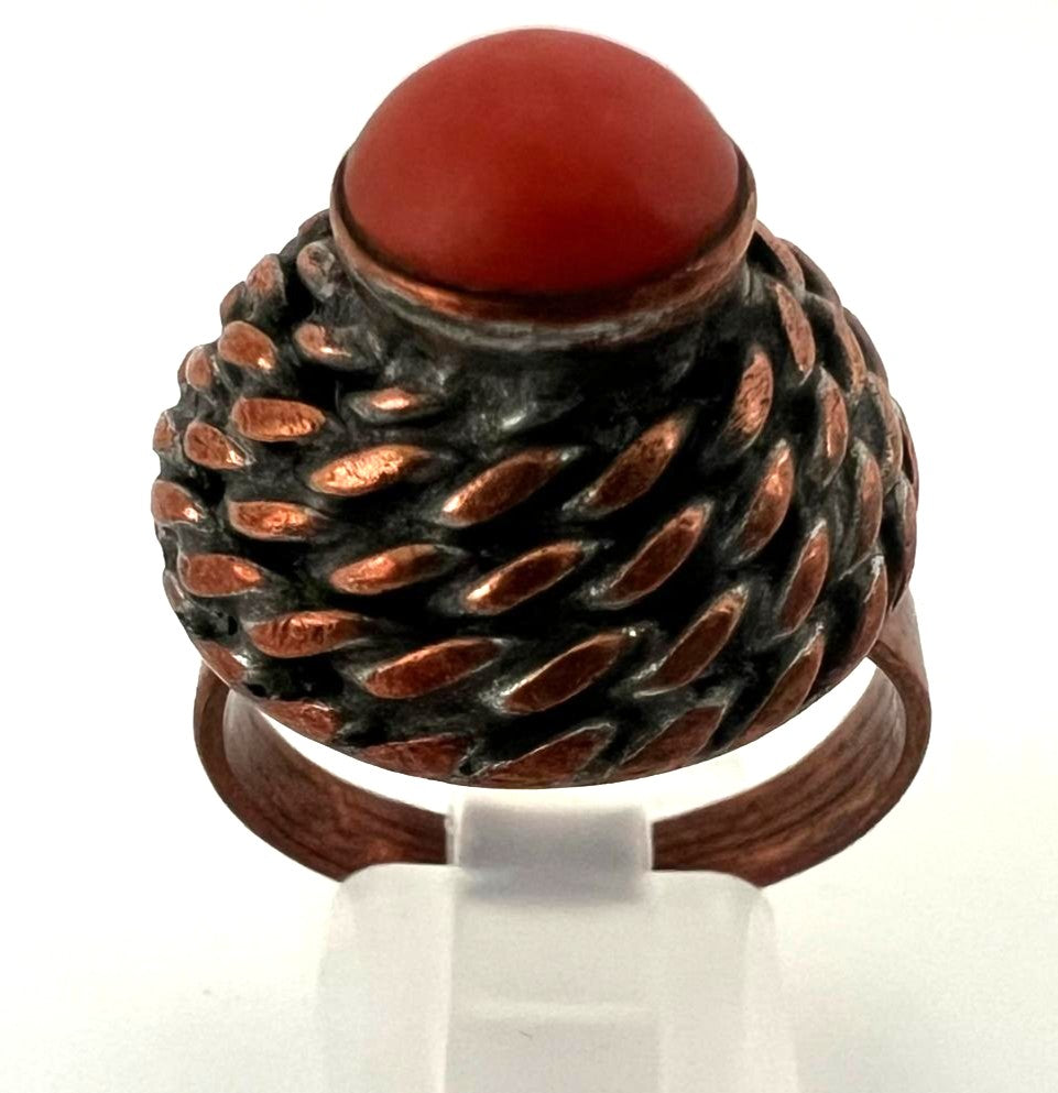 Biedermeier Ring aus Kupfer mit roter Koralle
