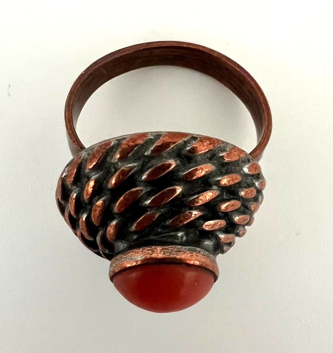 Biedermeier Ring aus Kupfer mit roter Koralle