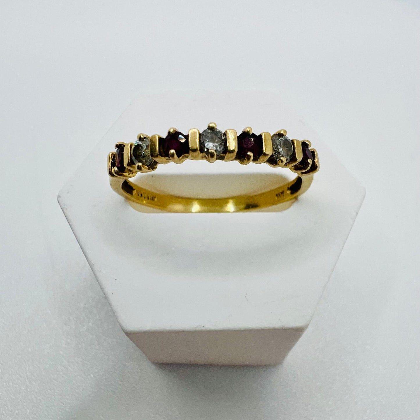 14 Karat Gelbgold Ring mit Rubin- und Zirkonsteinen