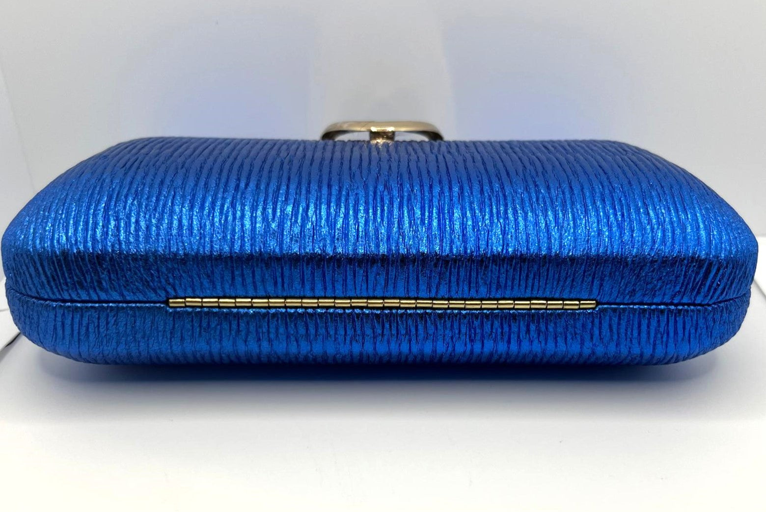 Blaue Clutch mit Goldgriff 