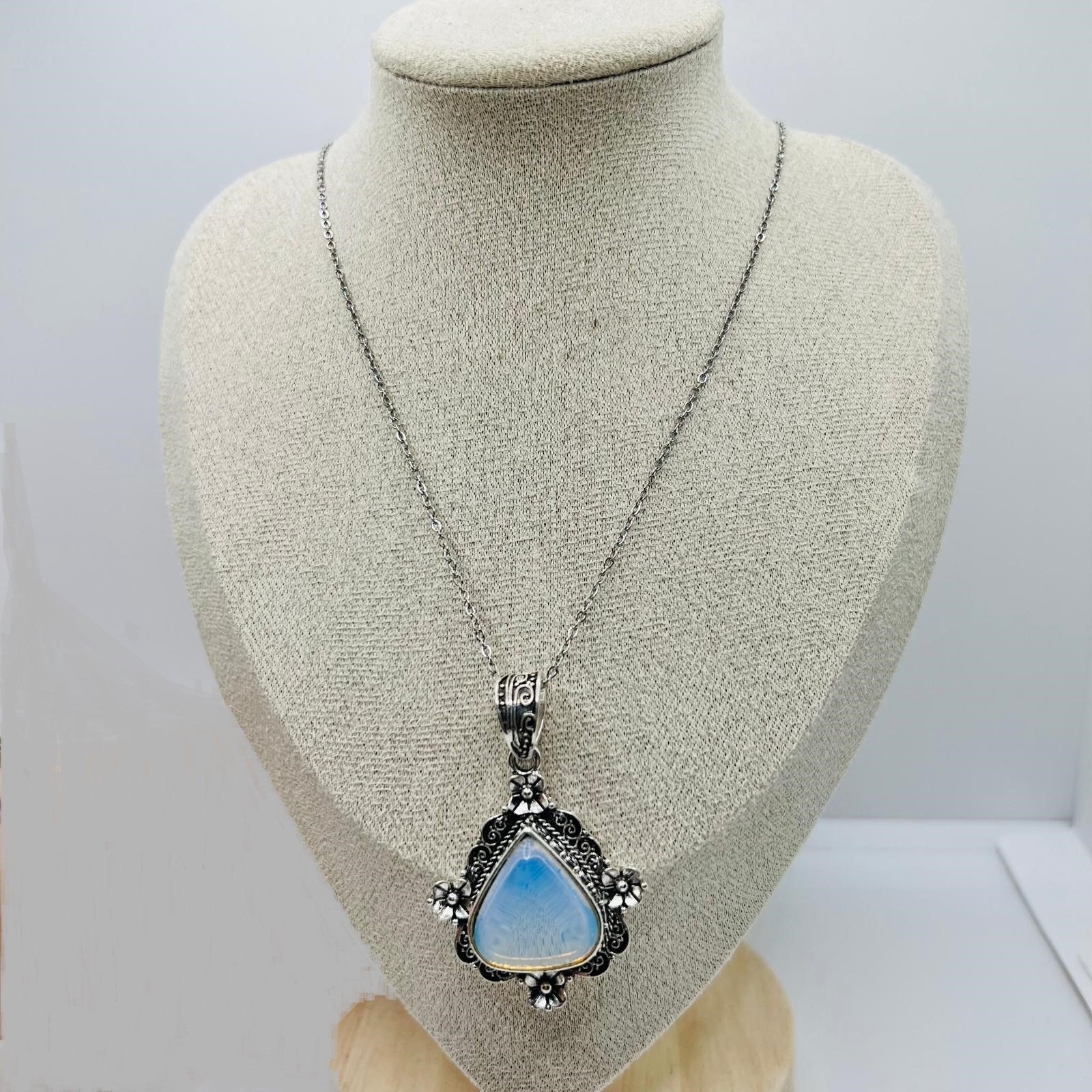 Boho Style Kette mit Bläulichem Mondstein Anhänger 