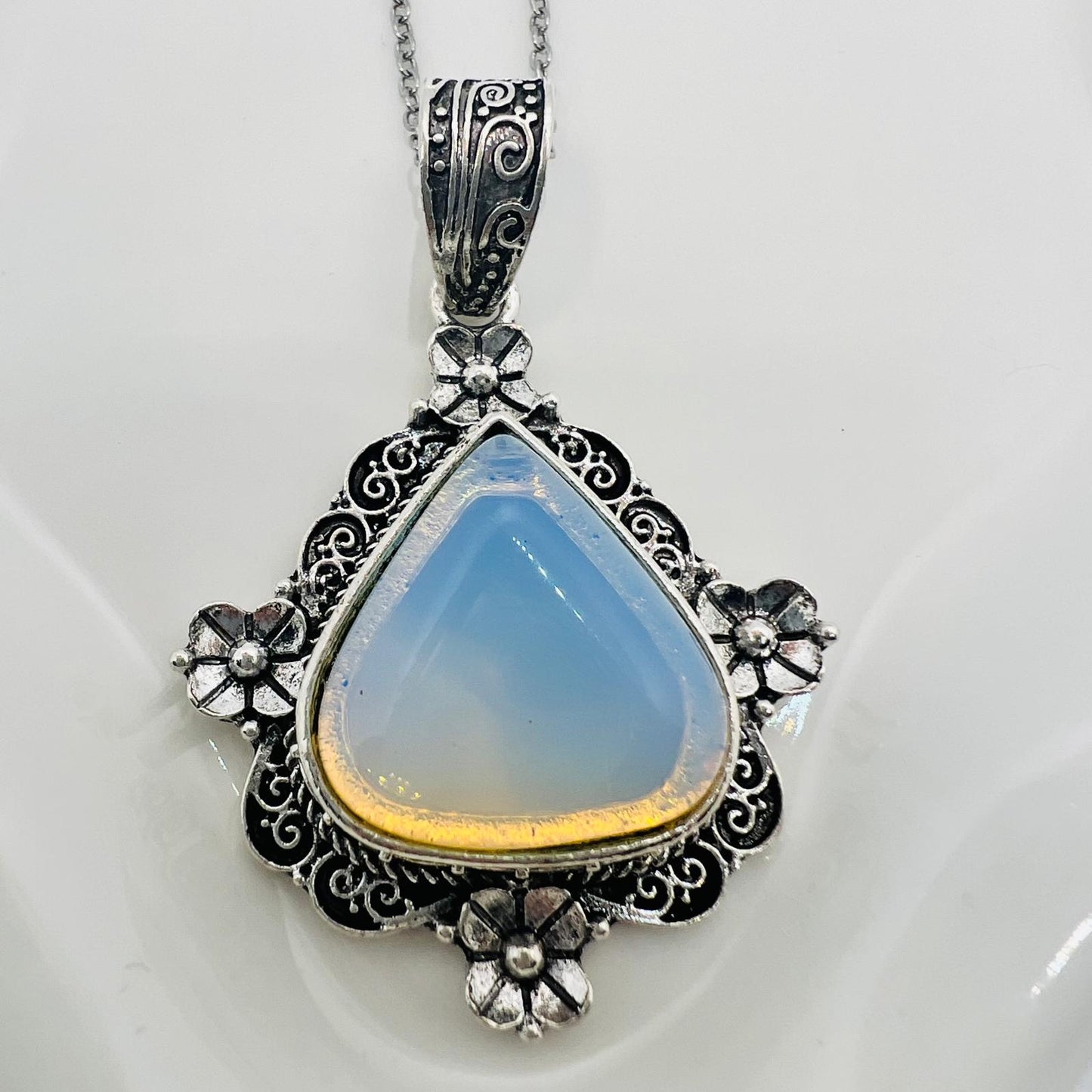 Boho Style Kette mit Bläulichem Mondstein Anhänger 