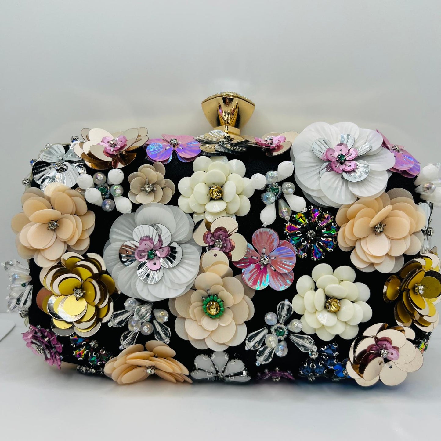  Clutch-mit-3D-Blumenstickerei