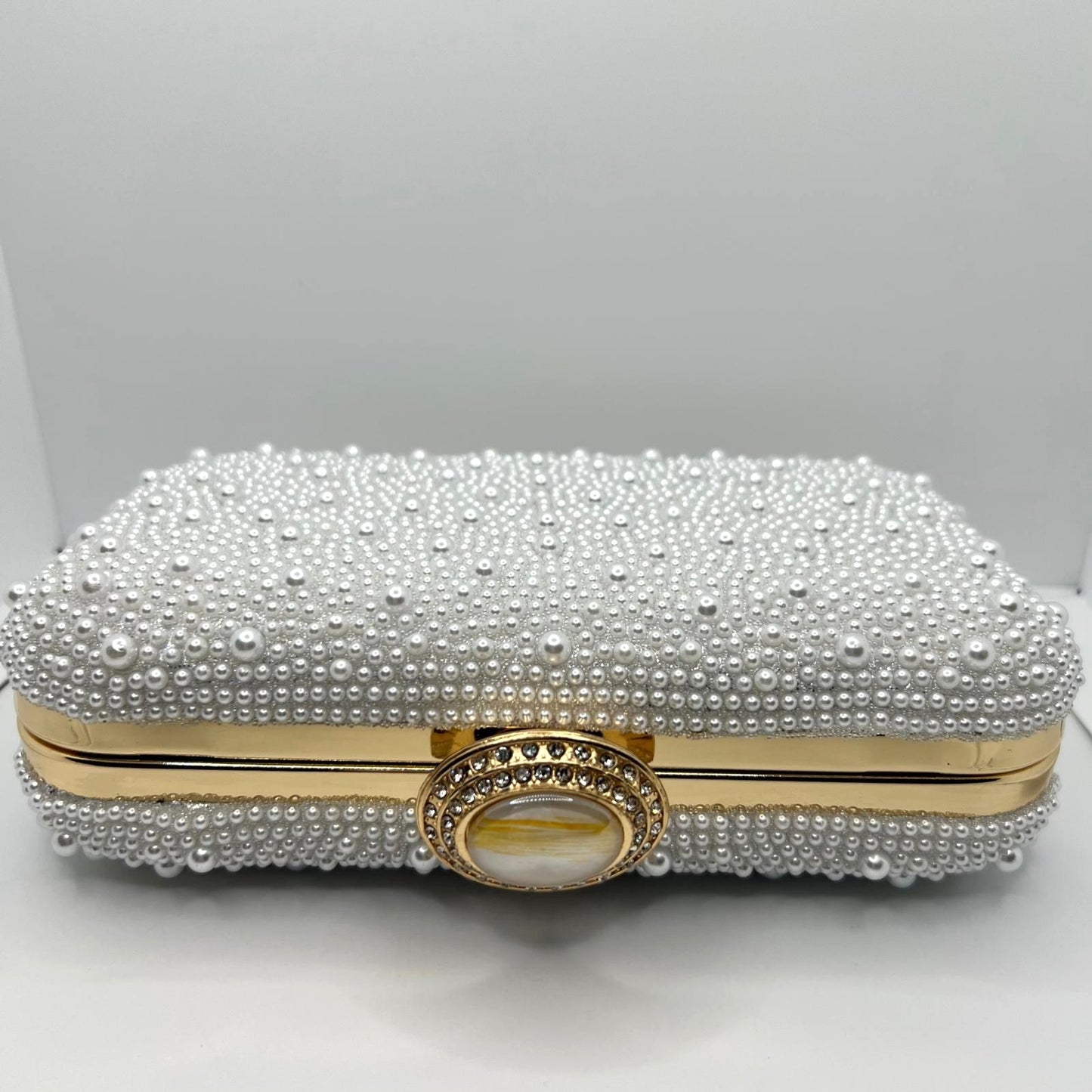 Perlen-Clutch mit Strass & Gold-Details