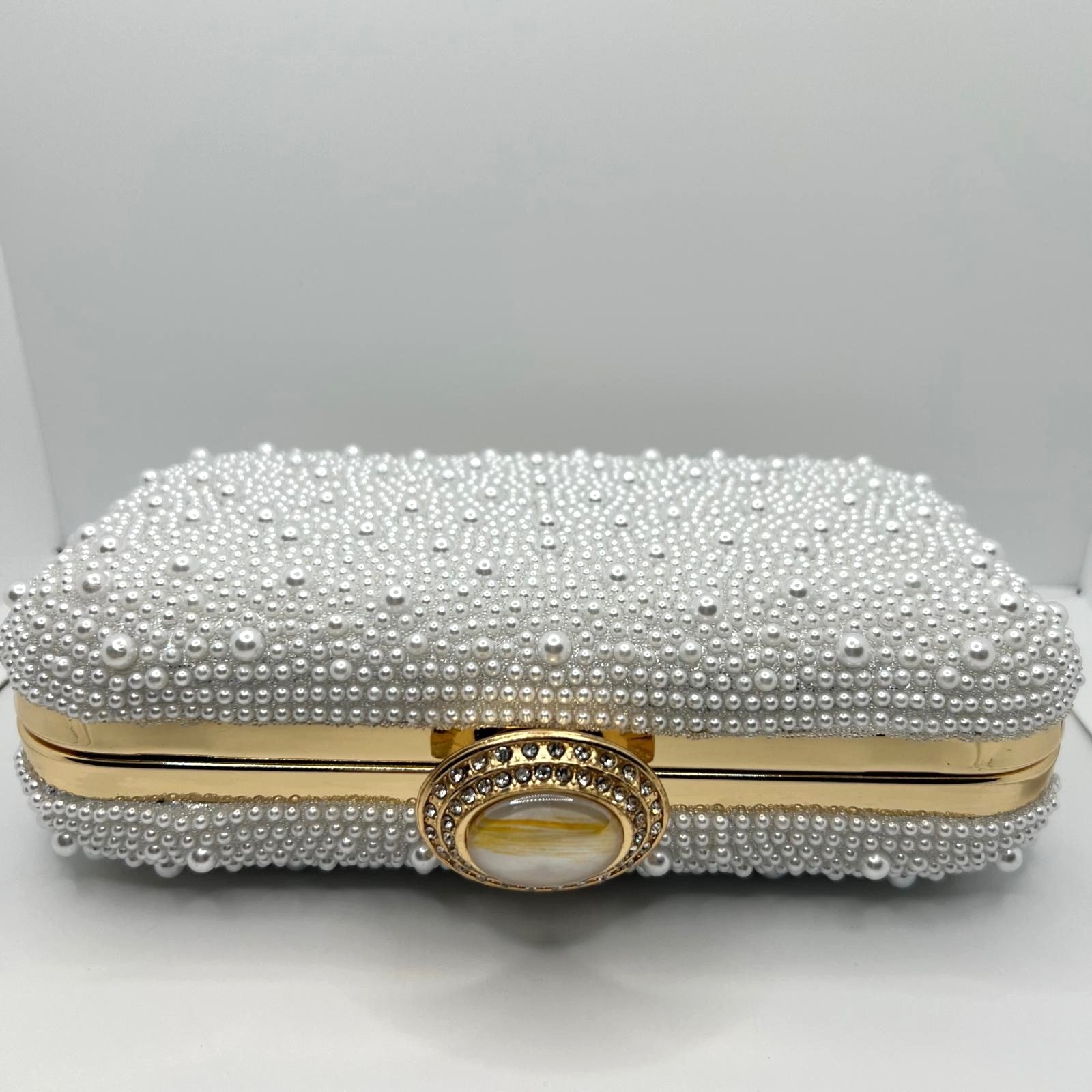 Perlen-Clutch mit Strass & Gold-Details