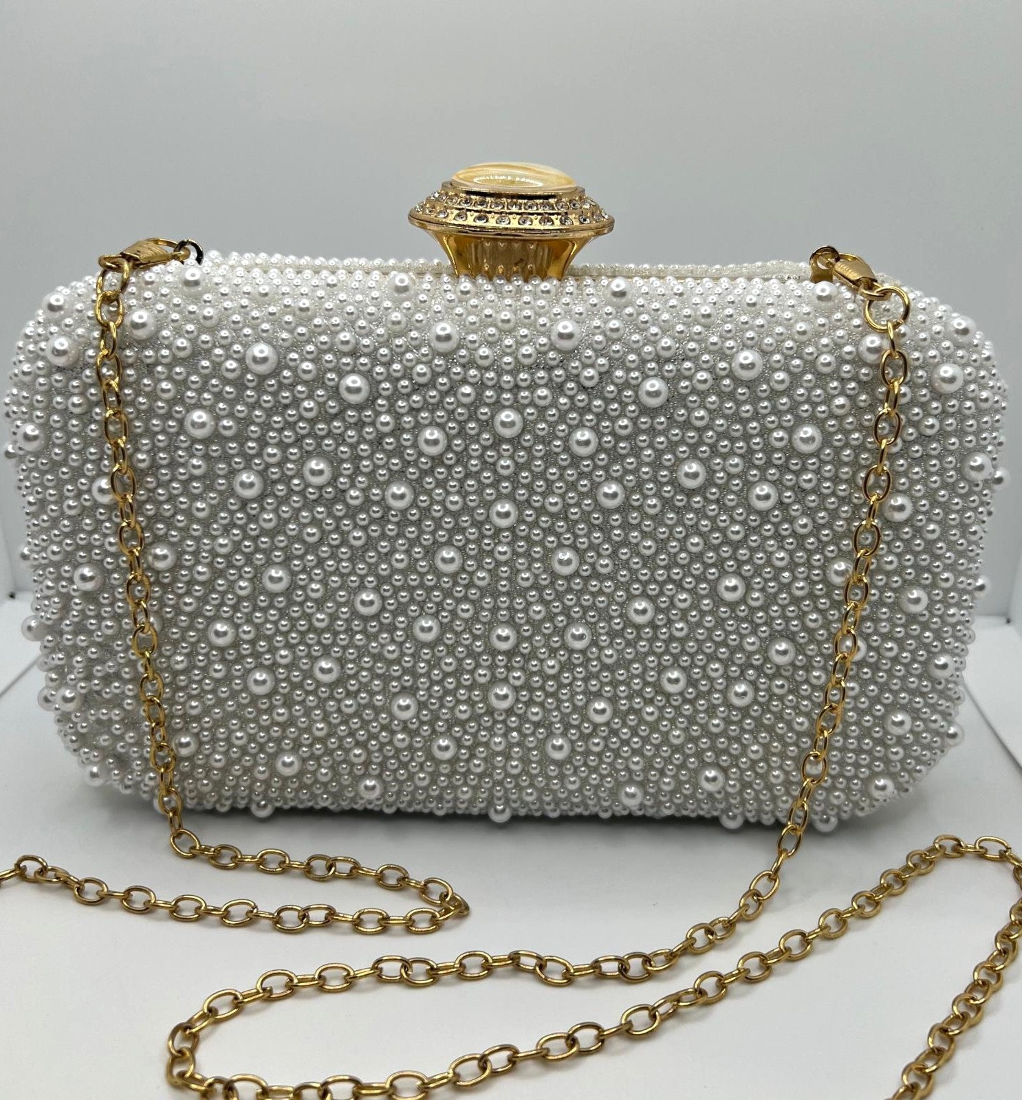 Perlen-Clutch mit Strass & Gold-Details