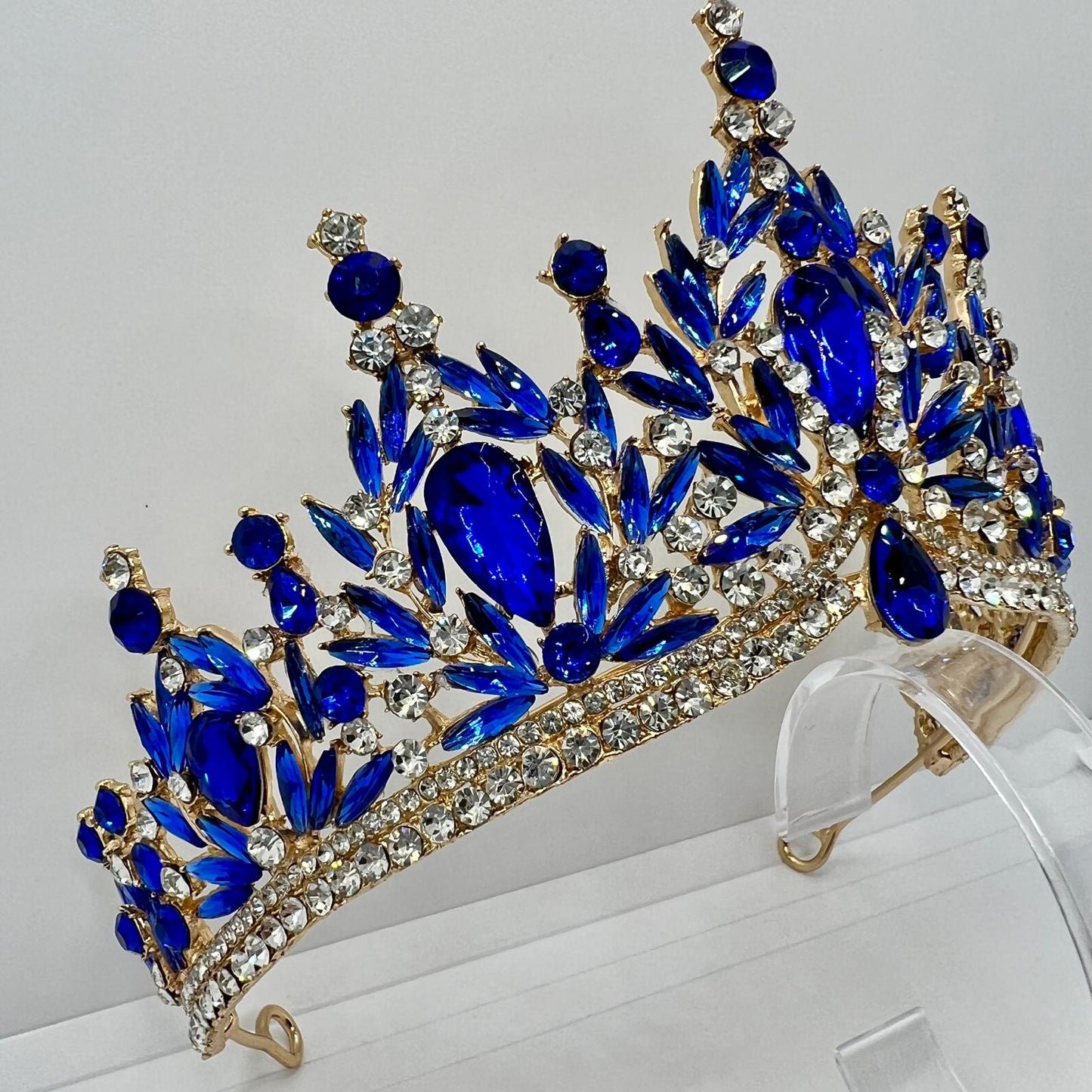 Diadem in Gold mit Saphirblauen Strasssteinen