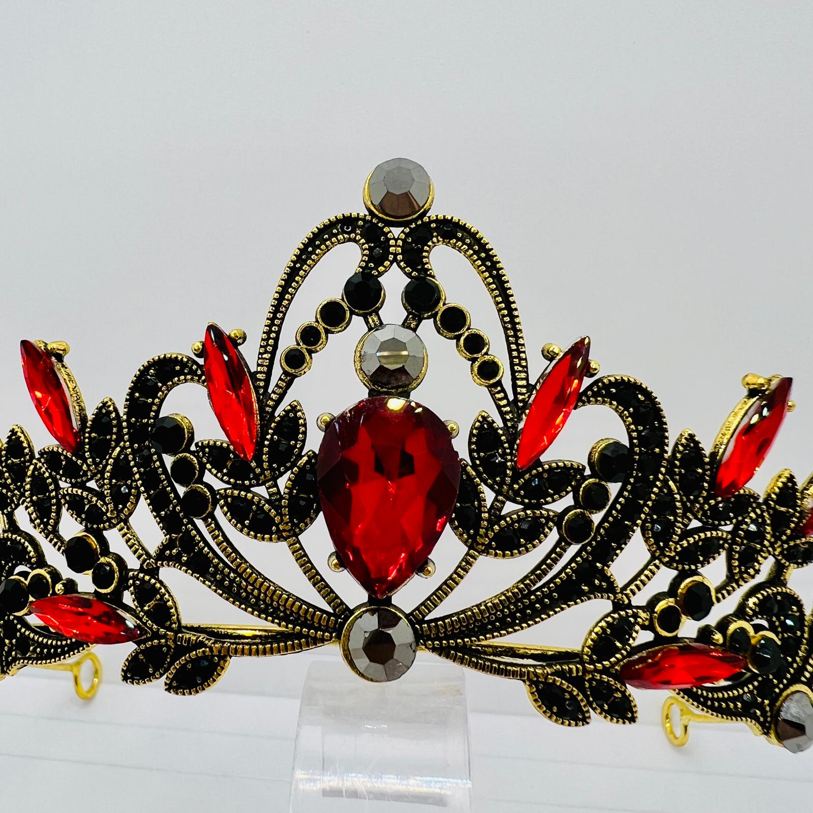 Diadem mit roten und schwarzen Strasssteinen