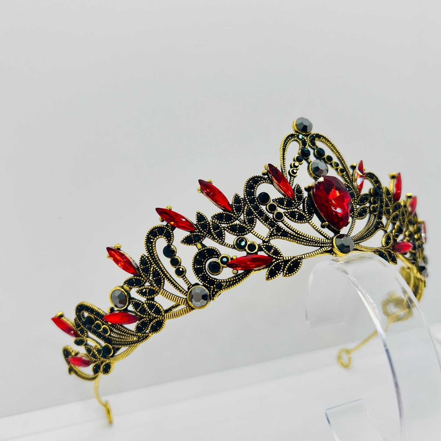 Diadem mit roten und schwarzen Strasssteinen