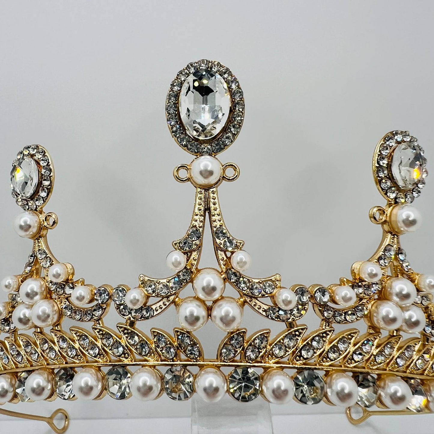 Diademkrone mit Strasssteinen und Perlen